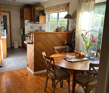 Charming Family Home in Peaceful Leafy Setting - Walk to Town - Photo 3 | Rentumo