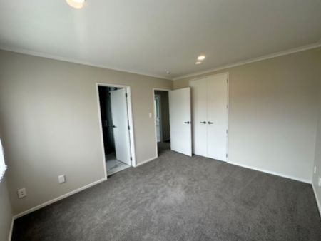 This Property is a Must to View&excl; - Photo 2