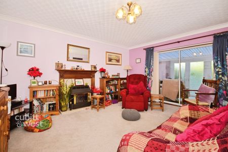 3 bedroom detached bungalow to rent - Photo 2