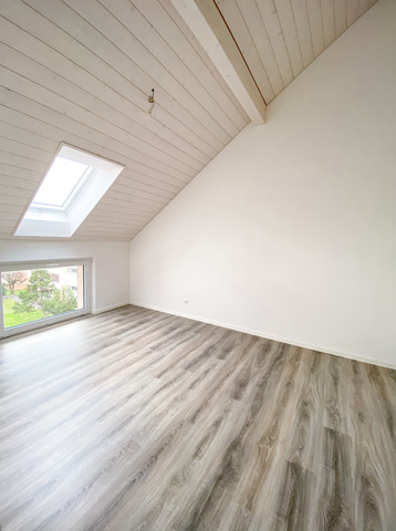 Moderne 2.5-Dachzimmerwohnung mit Balkon / Mietzinsaktion - Photo 4