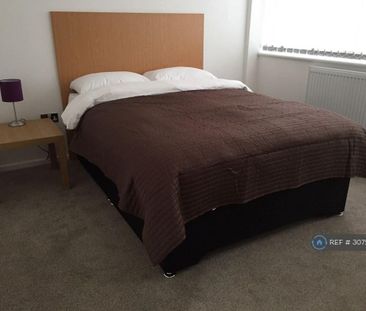 1 bedroom in a flat share to rent - Photo 2