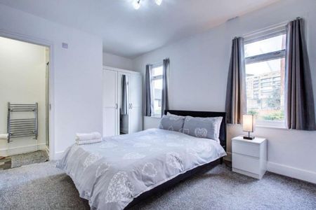 George Street, Staines-upon-Thames, Surrey,TW18 - Photo 2