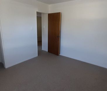 Fully fenced house with a peaceful outlook - Photo 1