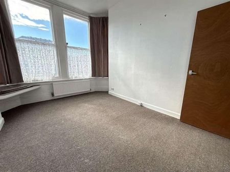 Flat, West Street, Scarborough, YO11 - Photo 3