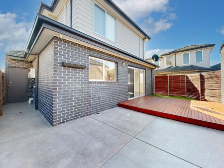 Modern 3-Bedroom Townhouse - Just 1km to Tullamarine Primary School - Photo 2