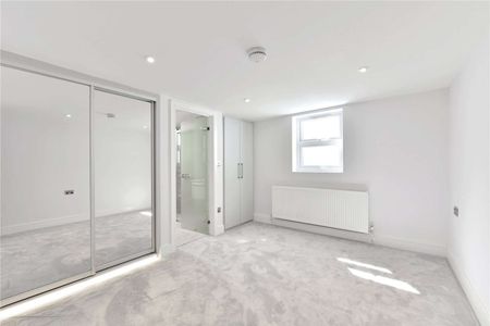 A modern one bedroom apartment over two floors with off-street parking in the heart of Windsor town. - Photo 4