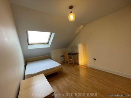 2 bedroom property to rent in London - Photo 2