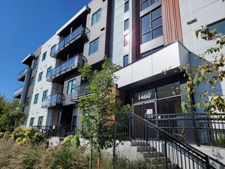 Large Main Floor 2 bedroom Condo near Downtown – Pet Friendly! - Photo 4