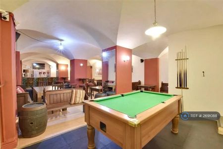 1 bedroom in a flat share to rent - Photo 2