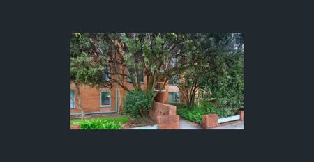 Updated ground floor living with parkside appeal - Photo 4