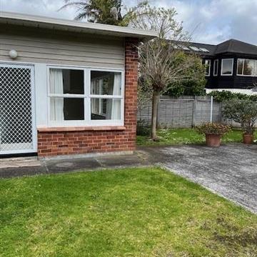1 BEDROOM - L0NG DRIVE - REAR UNIT - Photo 2