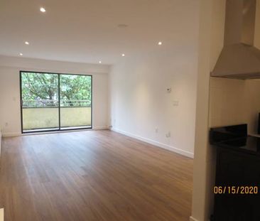 Large Bright One Bedroom - Photo 2