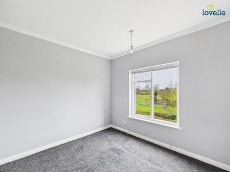 3 bedroom Semi-detached house To Let - Photo 4