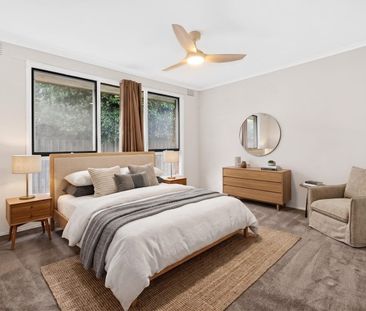 $470 PW - LARGE BLOCK - 3 BEDROOMS - Photo 2
