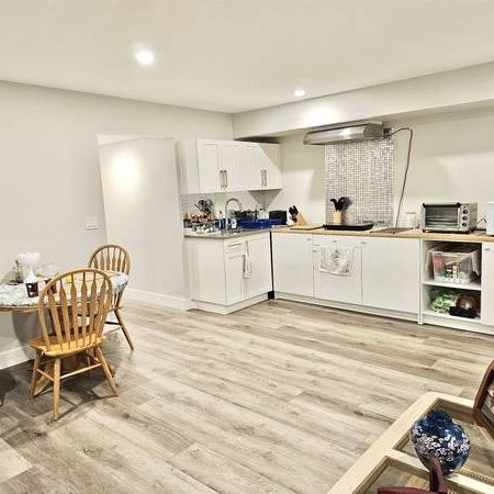 New. modern, spacious apartment near the shops, parks, beach - Photo 1