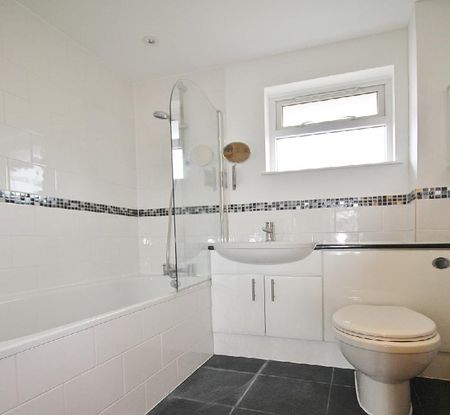 Hazel Close, Englefield Green, Egham, Surrey, TW20 0TN - Photo 5