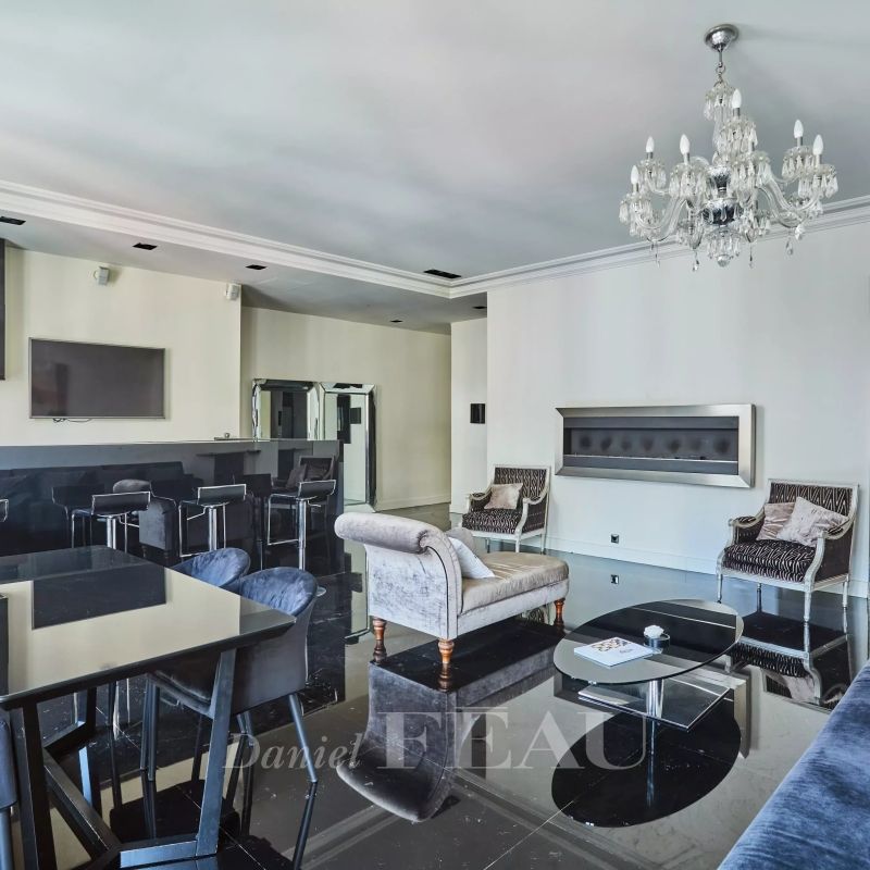 Paris VIIIe - rue du Faubourg Saint-Honoré - Photo 1