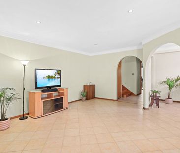 Beautiful Home in a Quiet Neighbourhood - Photo 3