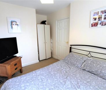 3 bedroom mews to rent - Photo 4