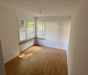 Helle 4.5-Zimmer-Wohnung im Erdgeschoss mit Gartensitzplatz - Photo 1