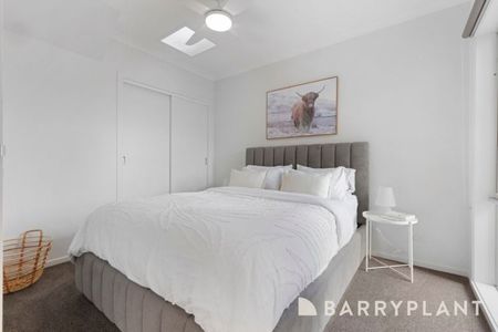 Beautifully Presented 4-Bedroom Modern Home with Breathtaking Views - Photo 4