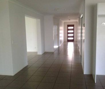 4 BEDROOM FAMILY HOME IN BLACKS BEACH - Photo 3