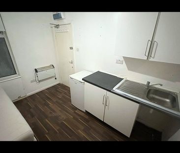 Studio Flat, Cornwall Road, N18 - Photo 3