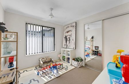 Spacious 4-Bedroom, 2-Living Gem with Solar - Photo 4