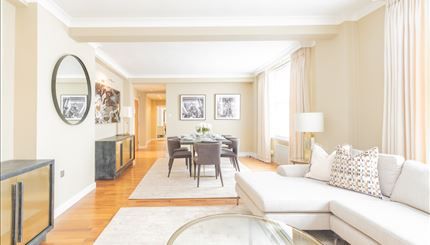 Spacious 3-Bedroom Apartment to Rent on Hill Street, London – Near Hyde Park & Green Park - Photo 2