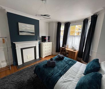 Cozy Room in the heart of Bromley |No Deposit| - Photo 1