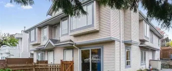 $2350/2 bd - 814 sq ft - Bright 2bd/1 bath ground corner unit 1/2 duplex (Riley Park) | 5676 Main Street, Vancouver - Photo 1