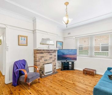 Charming Art Deco 2-Bedroom Unit in a Convenient Location - Photo 2
