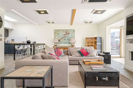 Beautiful penthouse apartment with large private south facing terrace. - Photo 4