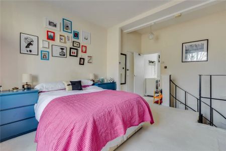 1 bedroom flat in Islington - Photo 5