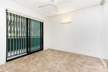 Modern One Bed Apartment with Spacious Living & Private Outdoor Retreat - Photo 2