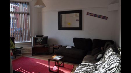 7 Bed Semi-Detached House, Curzon Avenue, M14 - Photo 4