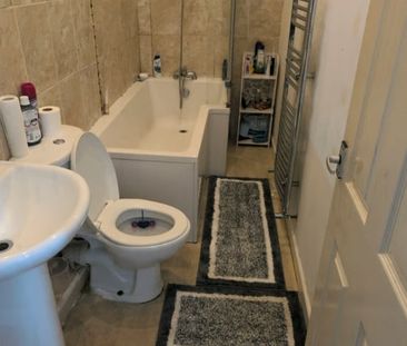 Room in a Shared House, Pink Bank Lane, M12 - Photo 3