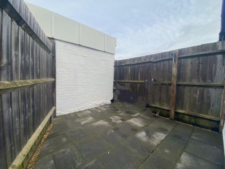 2 bedroom end of terrace house to rent - Photo 3