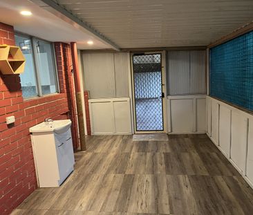 Very Tidy 3x1 with large shed to rear - Photo 5