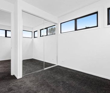 EXECUTIVE TOWNHOUSE | IMPRESSIVE DESIGN | CONVENIENT LOCATION - Photo 2