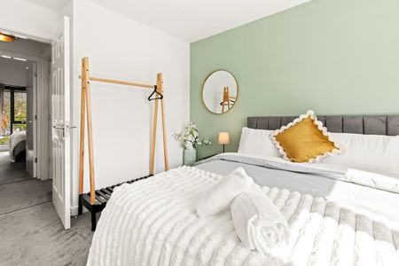 3 Bed Semi-Detached House, Radclyffe Mews, M5 - Photo 5