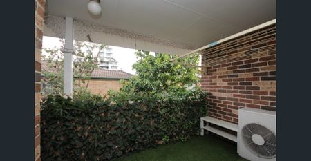 Beautifully updated lifestyle apartment set footsteps from amenities - Photo 4