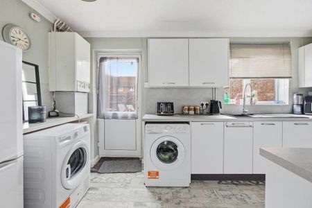 3 bedroom semi-detached house to rent - Photo 4