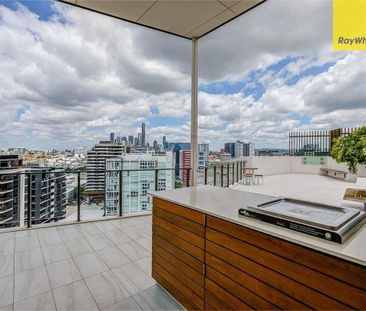 Conveniently Located Two Bedroom Apartment - Photo 5