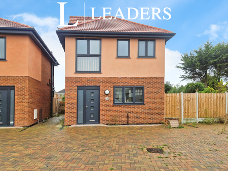 4 bedroom house to rent Station Approach, SS8 - Photo 3