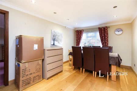 4 bedroom house to rent Avalon Close, Watford, WD259TW - Photo 3