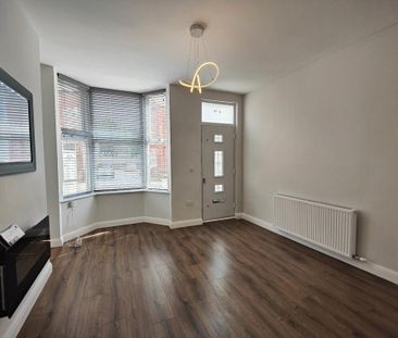 4 bedroom end of terrace house to rent - Photo 2