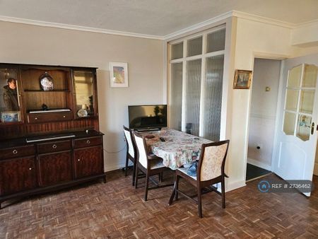 3 bedroom flat to rent - Photo 4