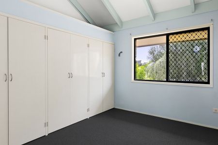 Two Bedroom Unit in Convenient Location - Photo 2