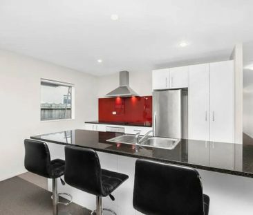 Family-Friendly 4 Bedroom, 2 Bathroom Home - Photo 4